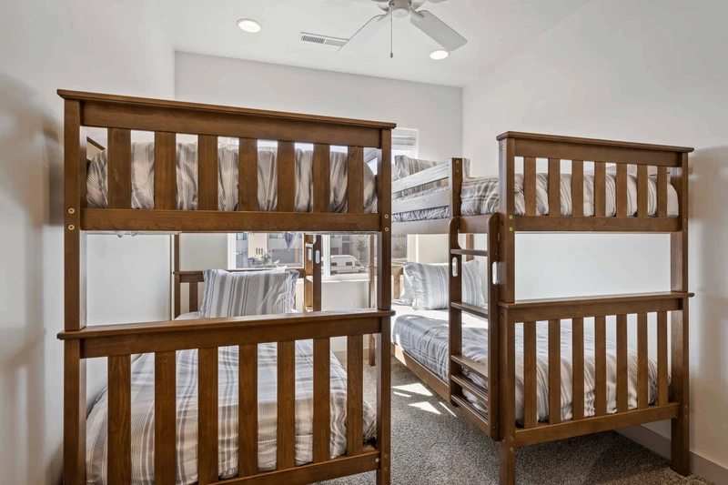 2 Twin/Twin Bunk Room