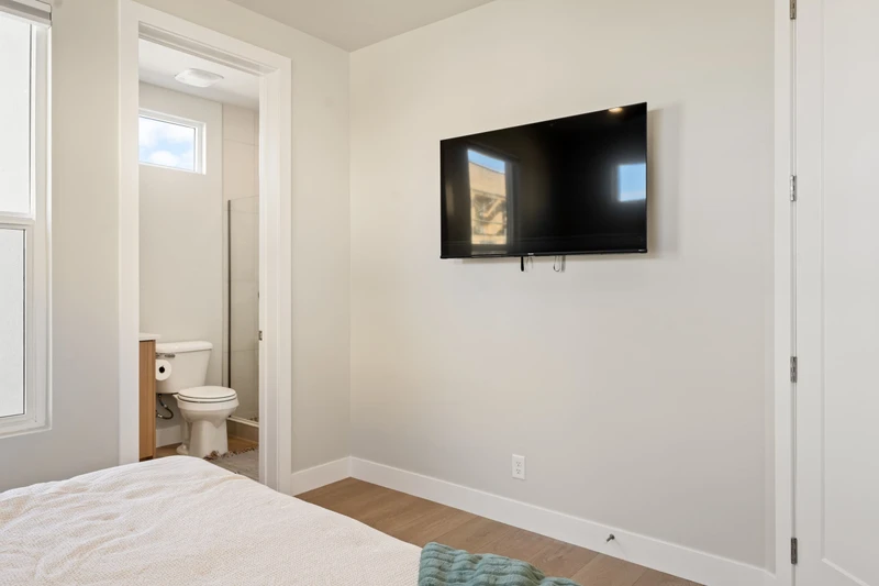 Bedroom / Bathroom