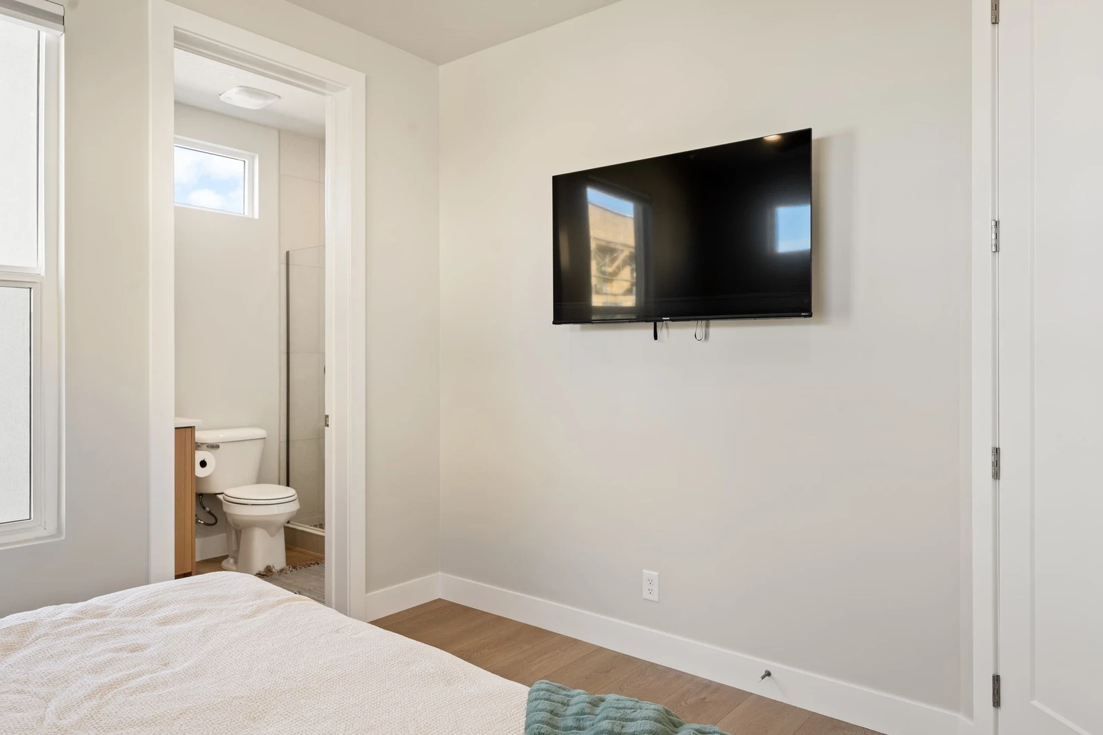 Bedroom / Bathroom
