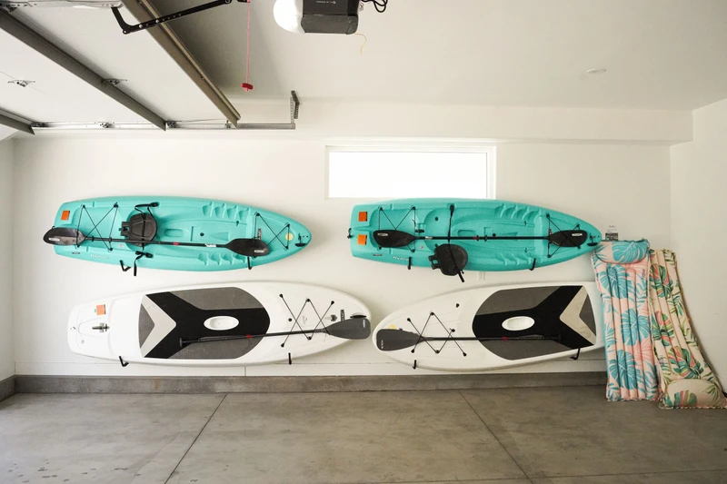 Garage & Amenities
