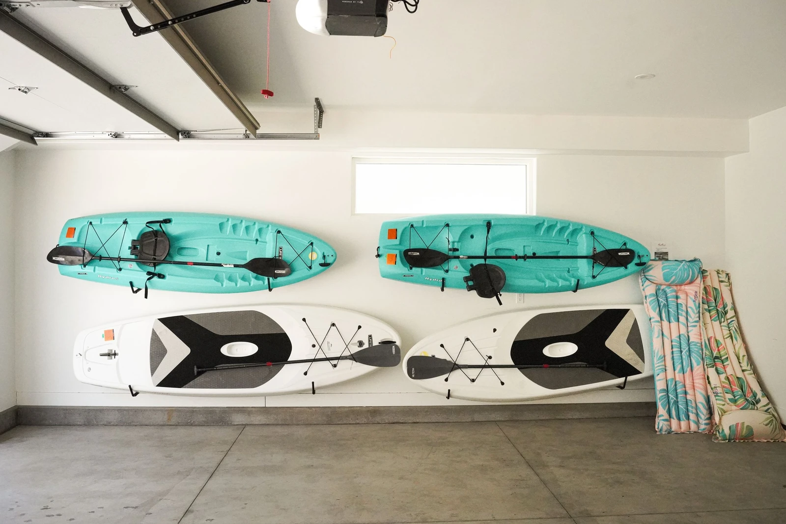 Garage & Amenities