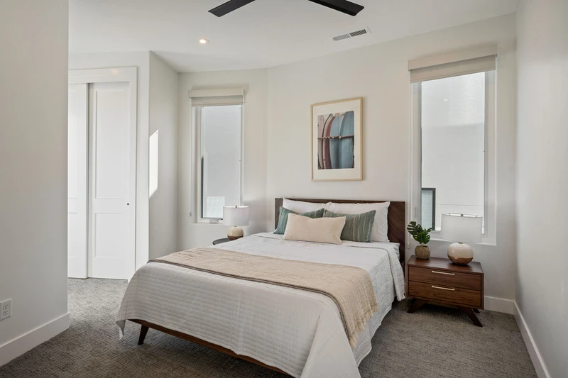 Queen Bed w/ Detached Bath