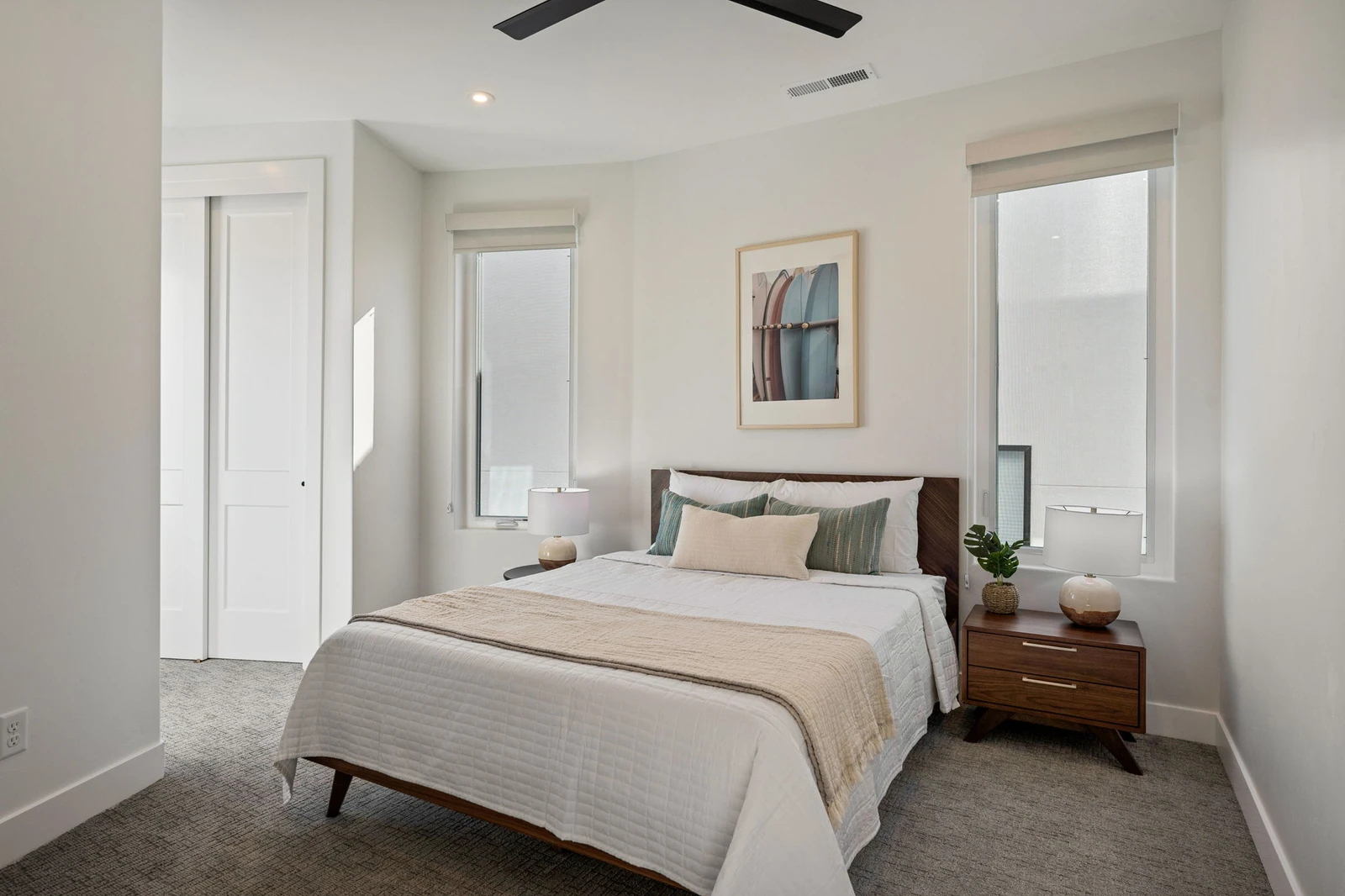 Queen Bed w/ Detached Bath