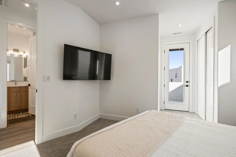 Queen Bed w/ Detached Bath