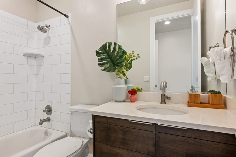 King Bedroom Bathroom