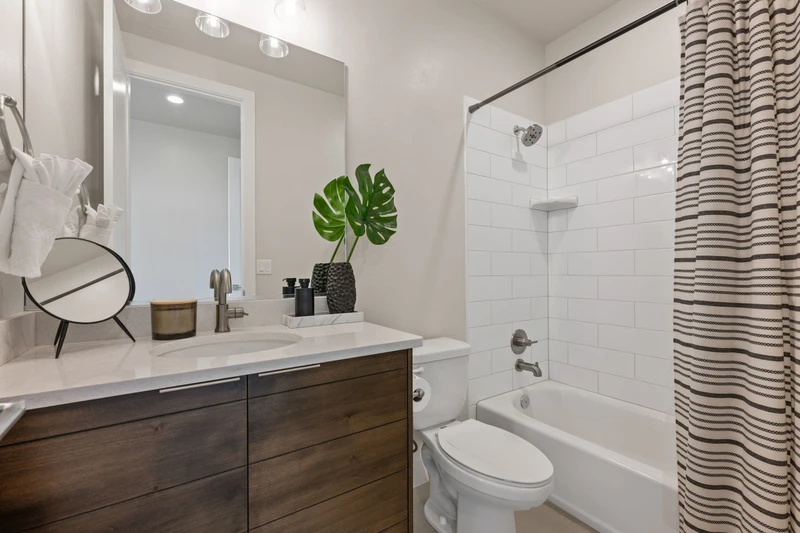 King Bedroom Bathroom