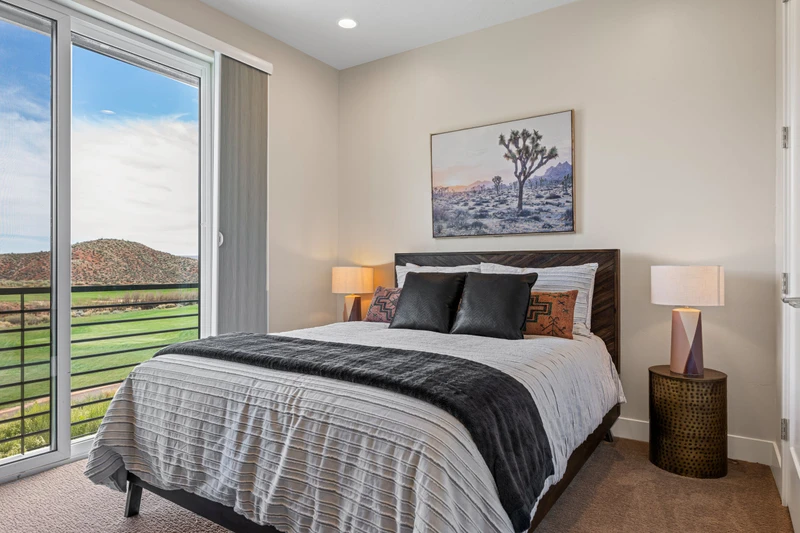 Queen Bedroom / Attached Bath