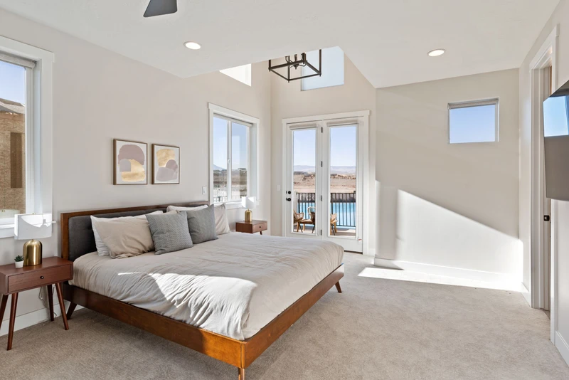 House 1: King Bed