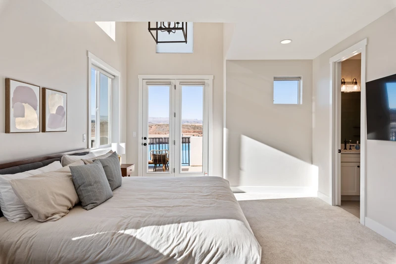 House 1: King Bed/Attached Bath