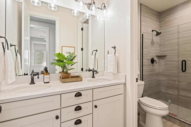 House 2: Full Bath