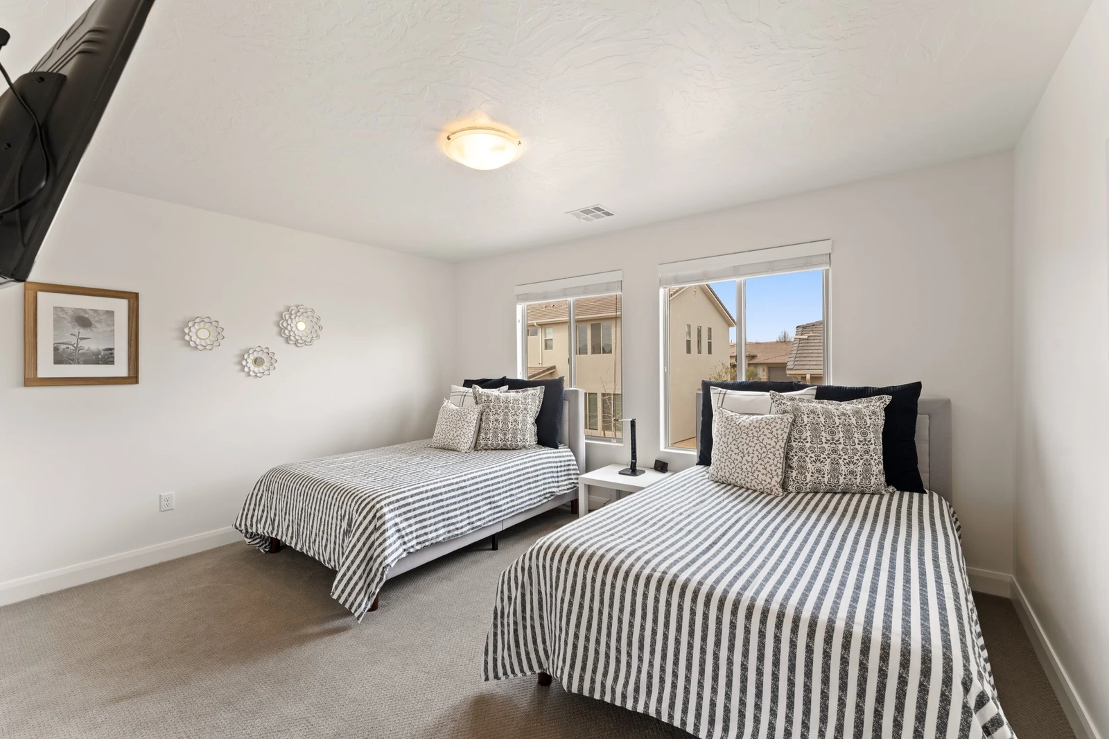 House 1 Double Queen Bedroom