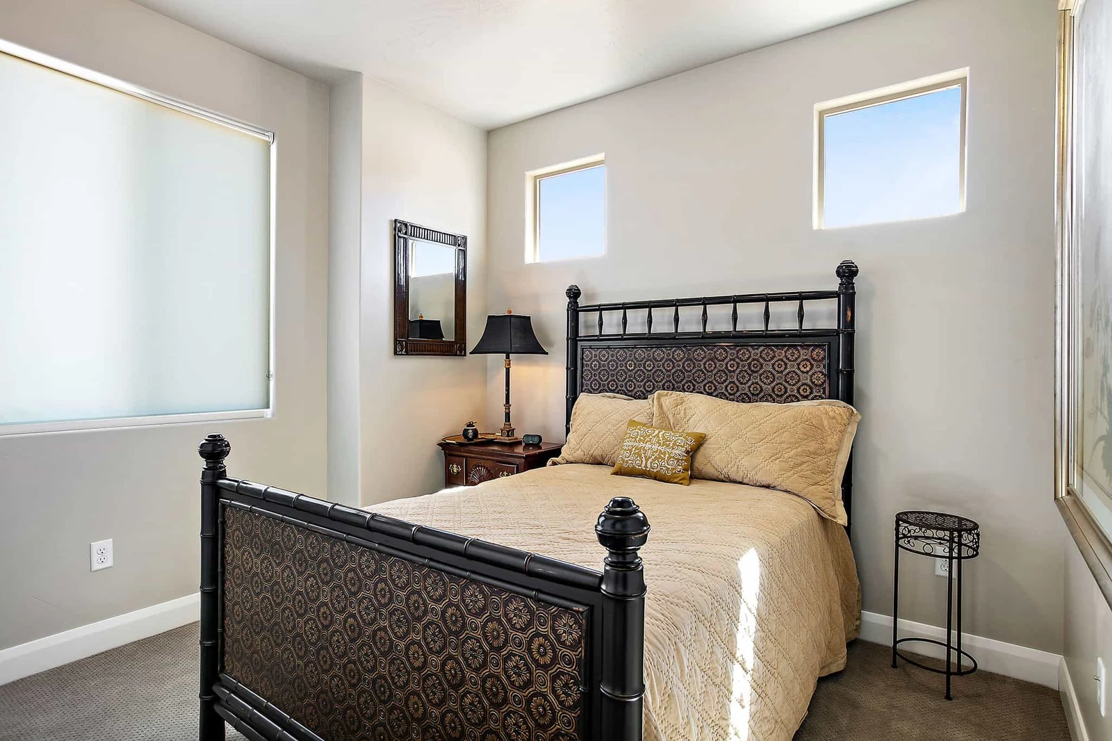 House 2 Queen Bedroom