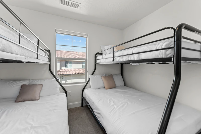 2 Twin / Full Bunk Bedroom