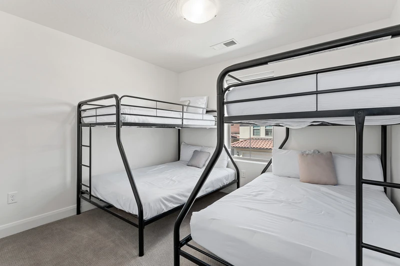 2 Twin / Full Bunk Room