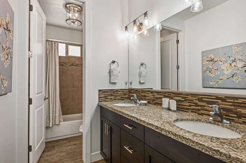 1st Floor Master Ensuite Bathroom (With Shower / Tub)