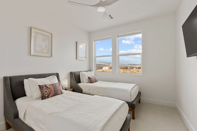 2 Twin Bedroom
