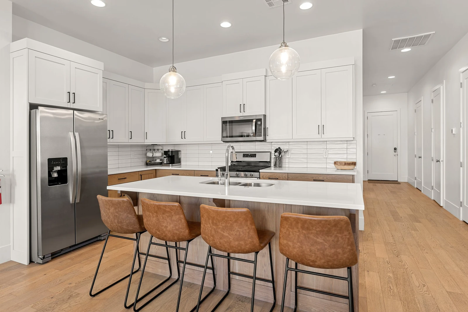 Kitchen / Counter Seating