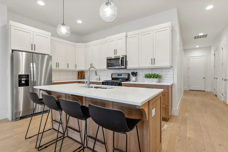 Kitchen with 4 Barstools