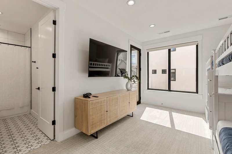 Queen Bedroom 