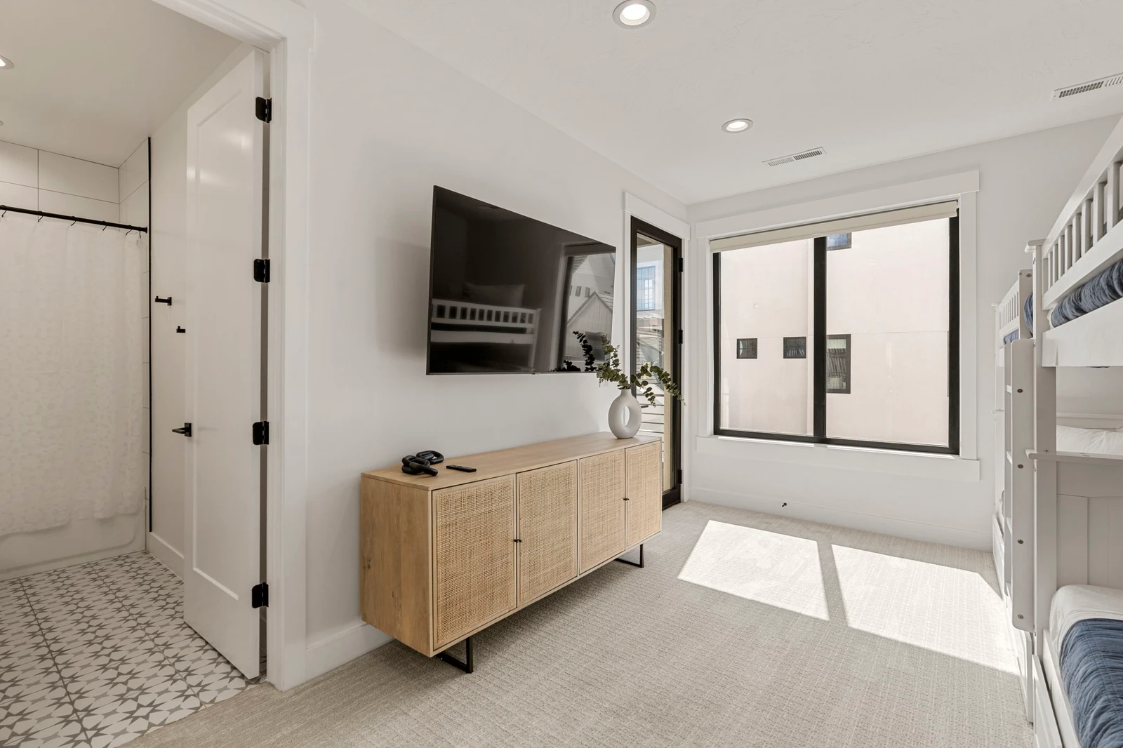 Queen Bedroom 