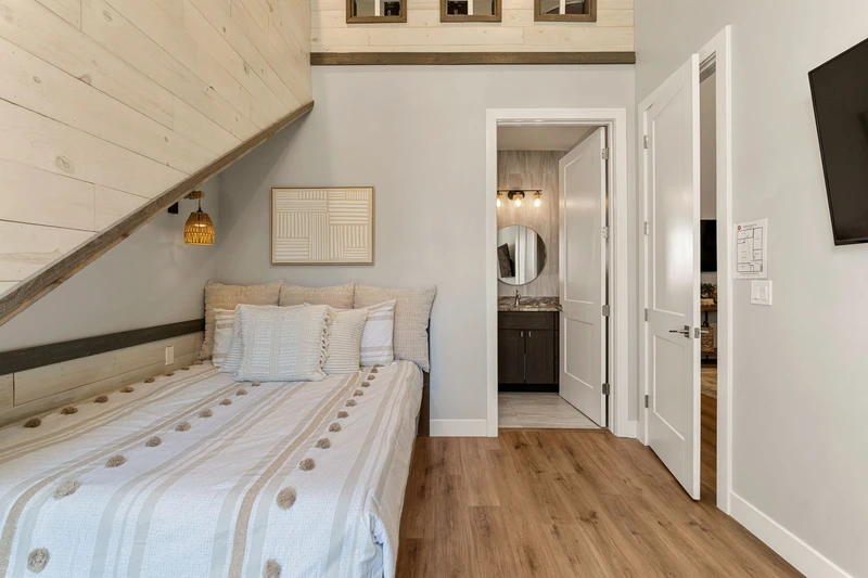 Queen Bedroom with Loft