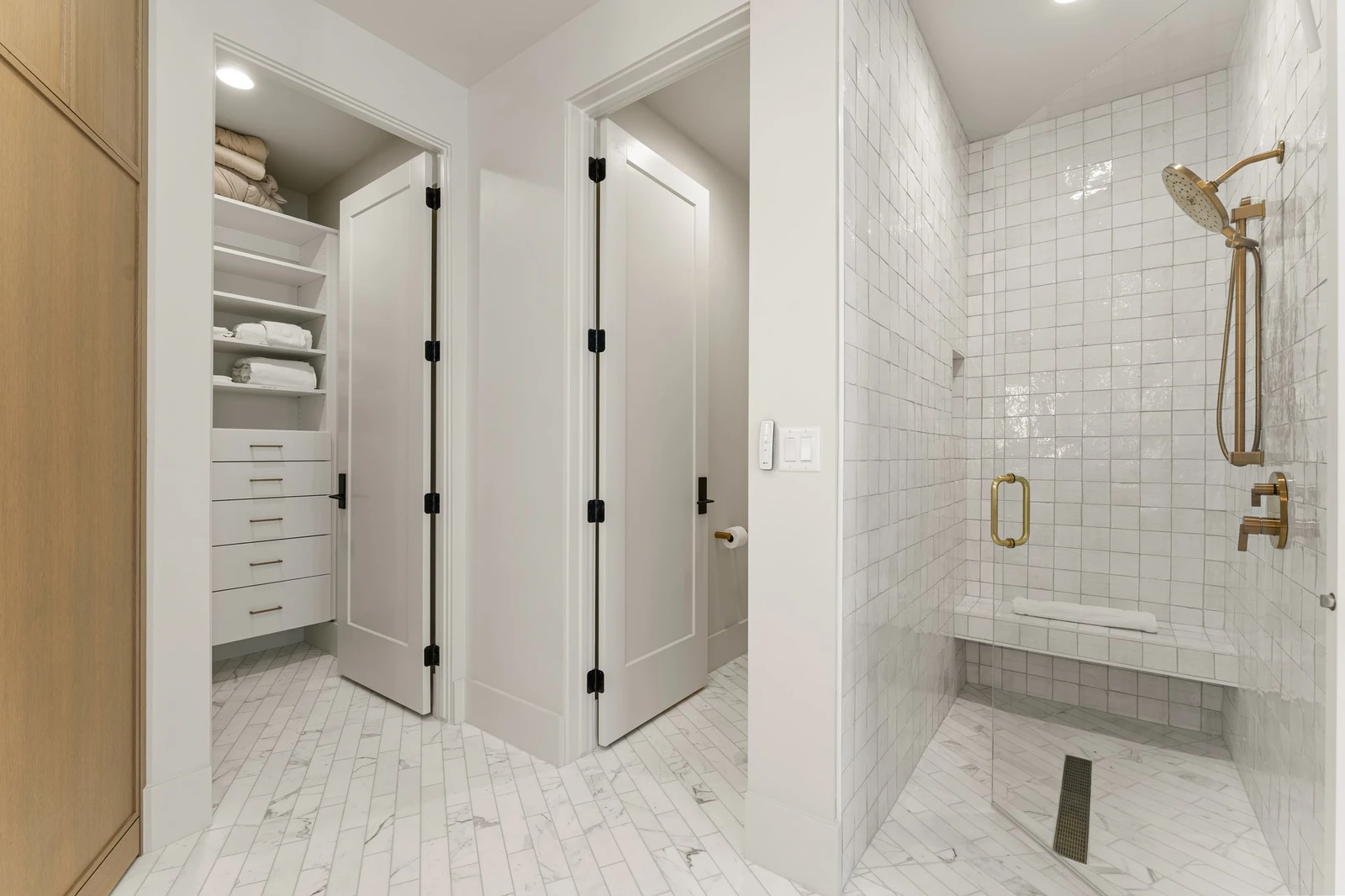 Casita Master Bathroom with Washer and Dryer
