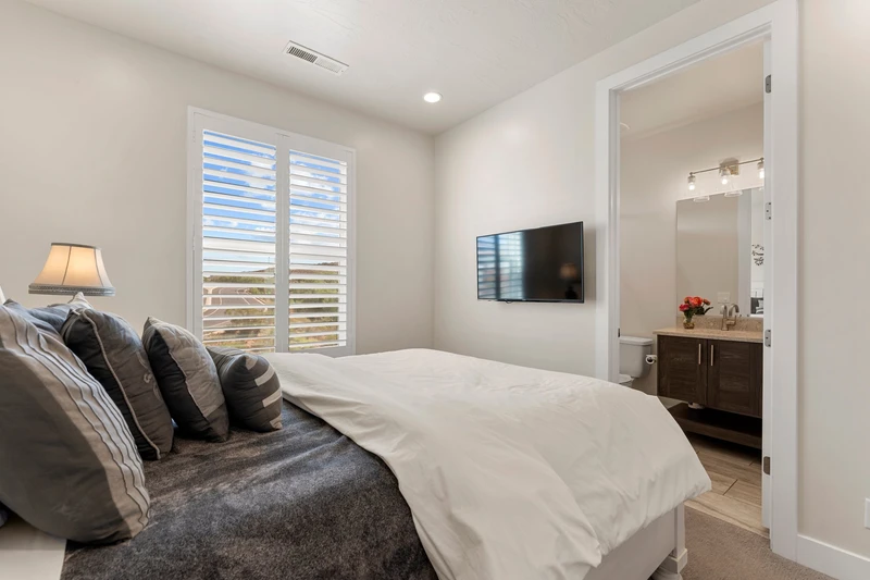 Queen Bedroom