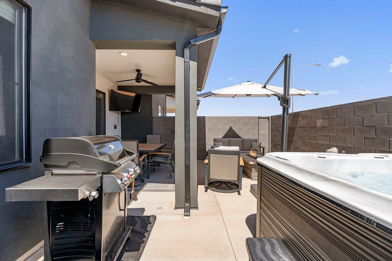 Private Hot Tub + BBQ Grill