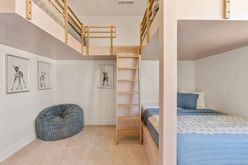 Queen/Queen Bunk + Twin Bed