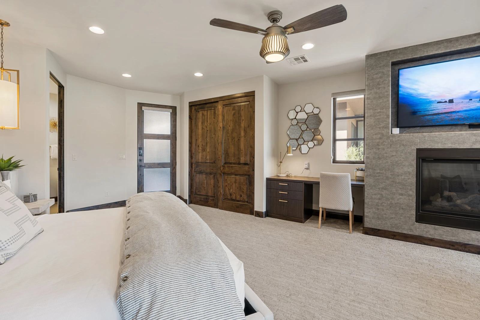 King Master Suite Casita + Kitchenette