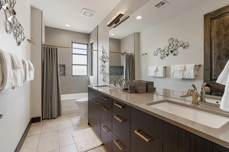 Second King Master Suite Bathroom