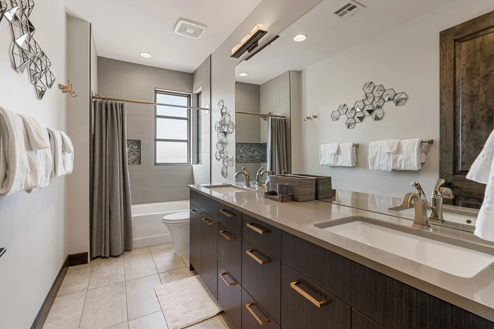 Second King Master Suite Bathroom