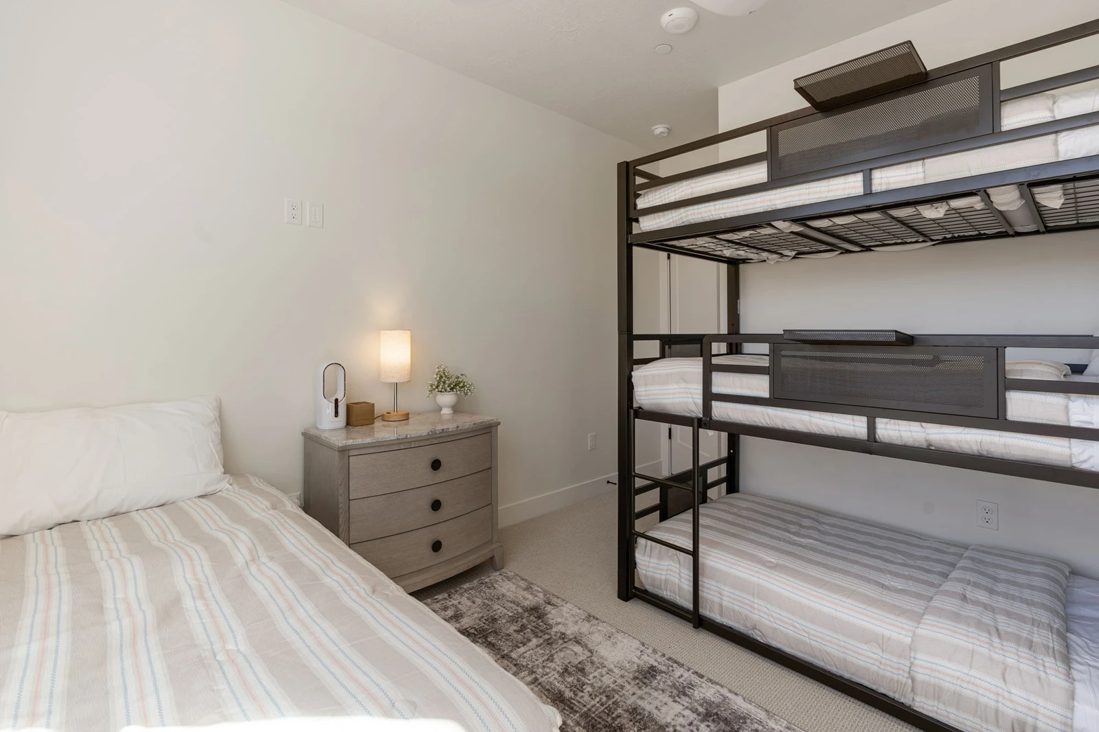 Twin/Twin/Twin Bunk, 1 Twin Bed
