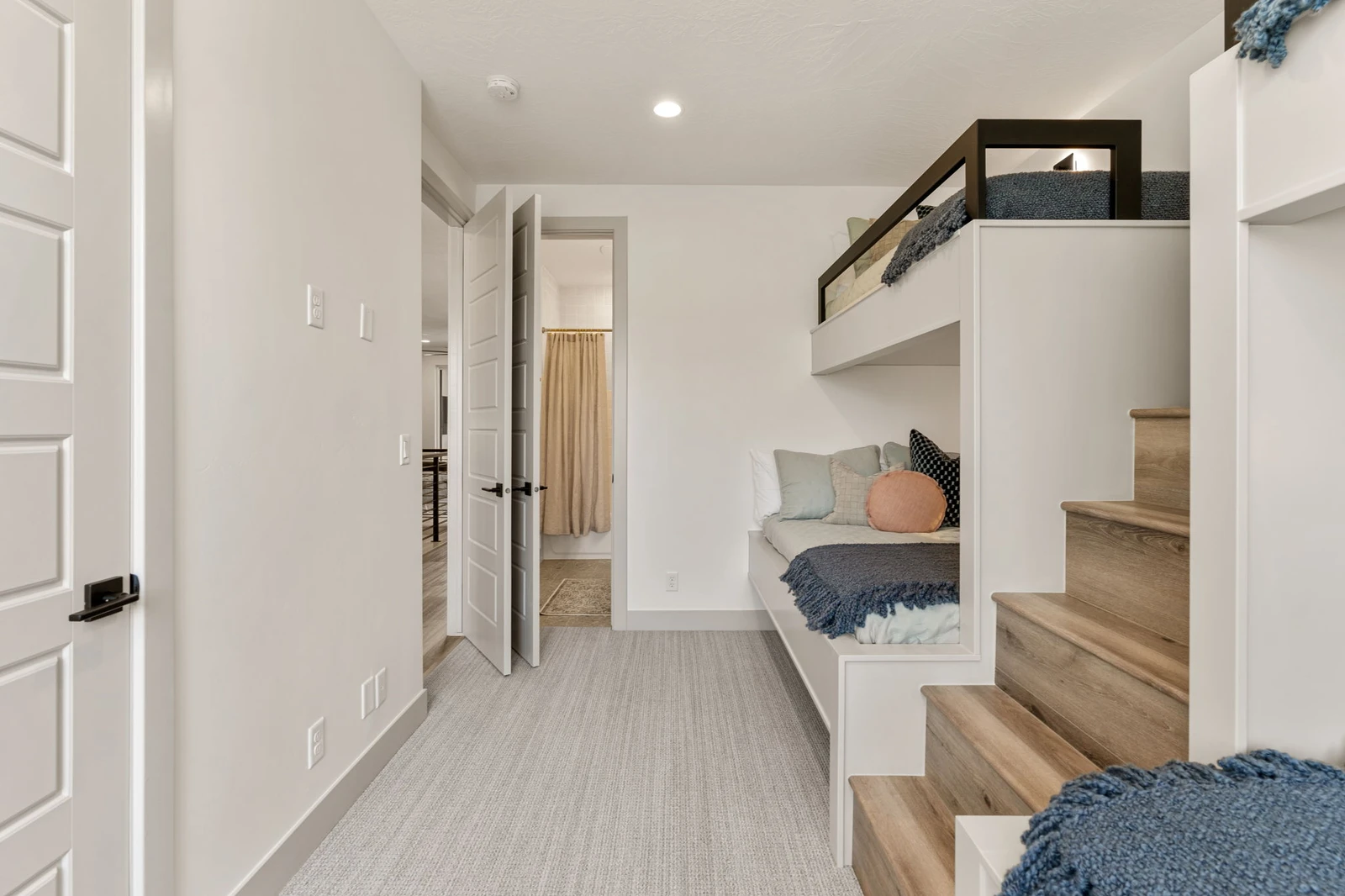 2 Twin/Double Bunks
