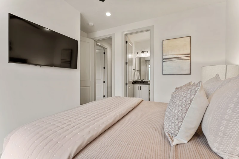 Queen Bedroom
