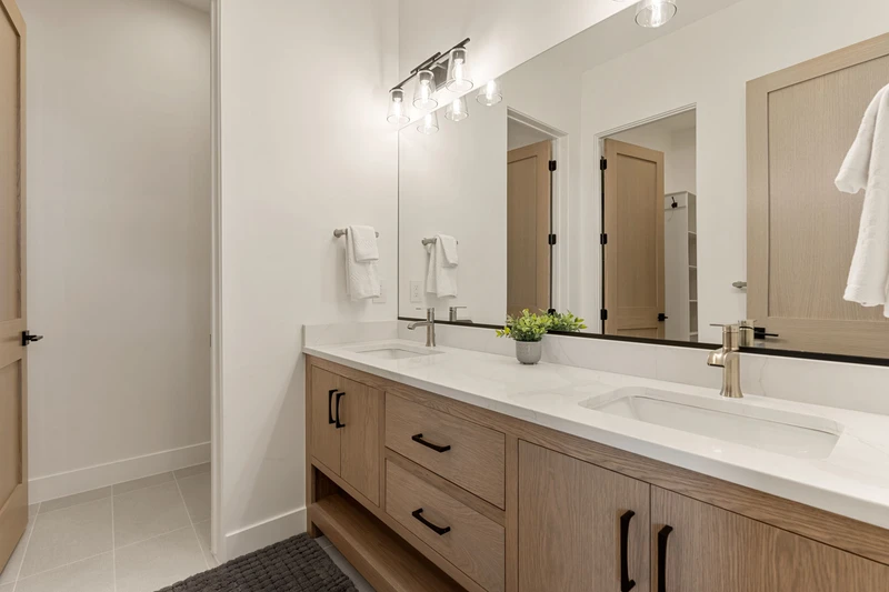 Unit B - Bathroom