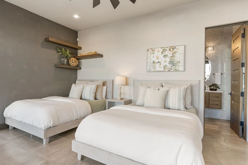 2 Queen Beds
