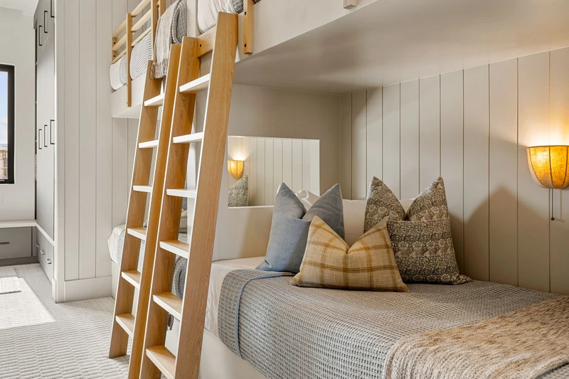 3 Queen/Queen + 2 Twin/Twin Bunks