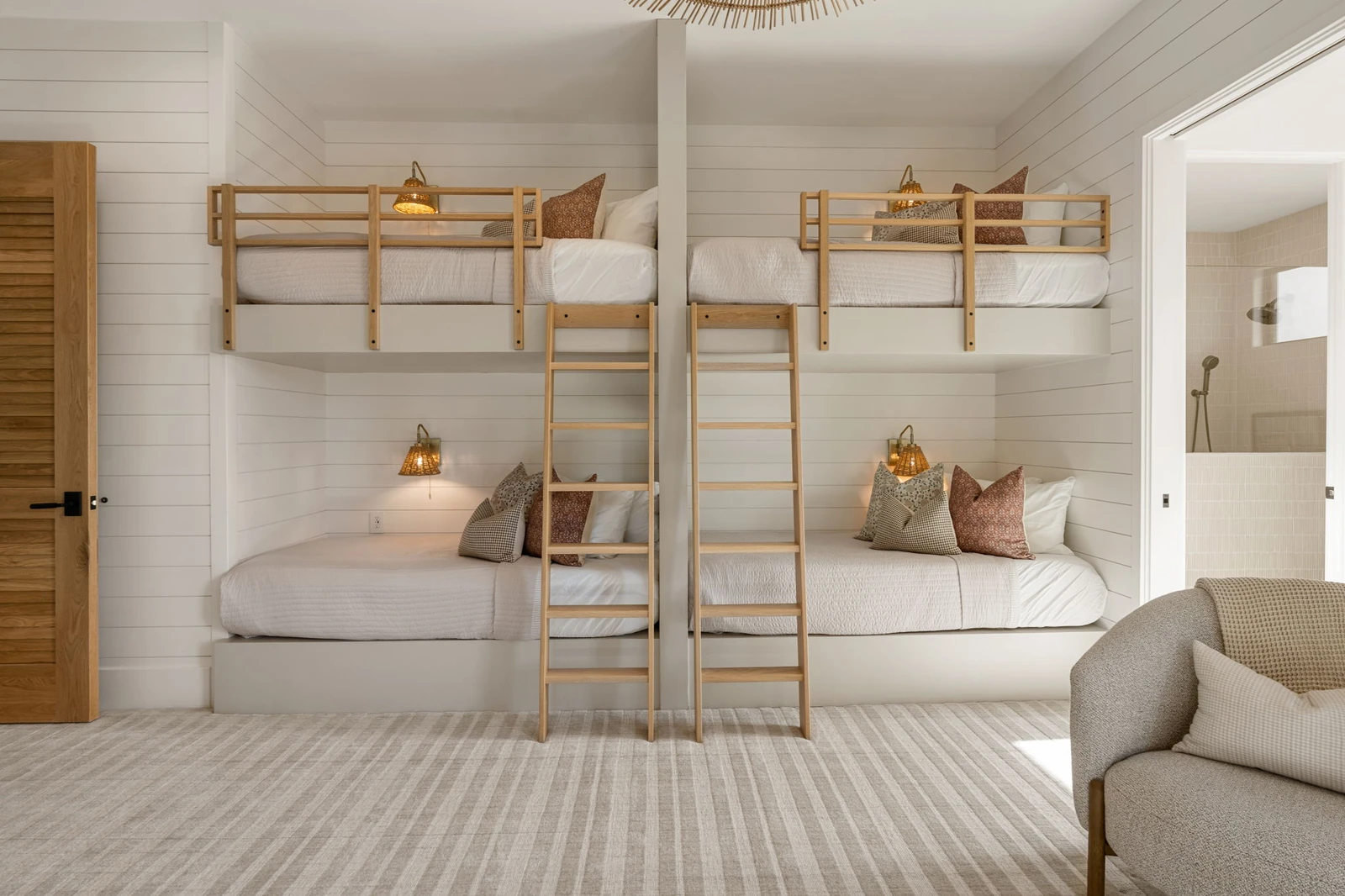 2 Queen/Queen + 2 Twin/Twin Bunks