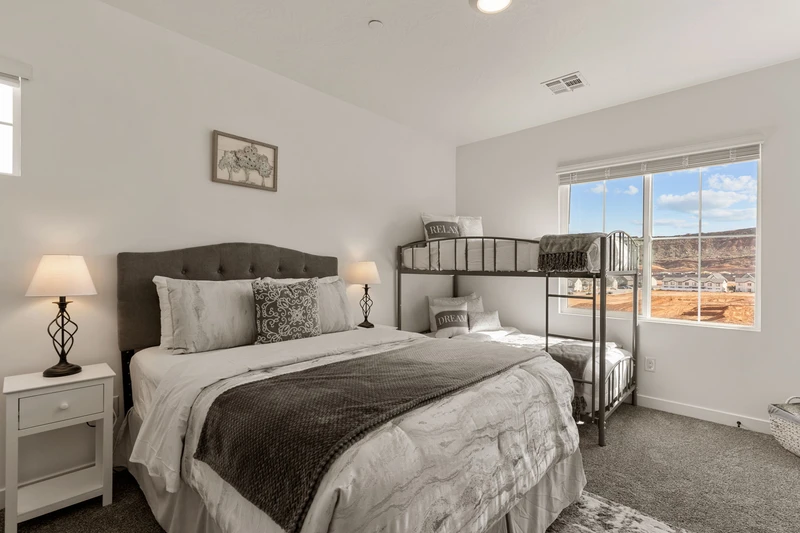 Queen Bed + Twin/Twin Bunk