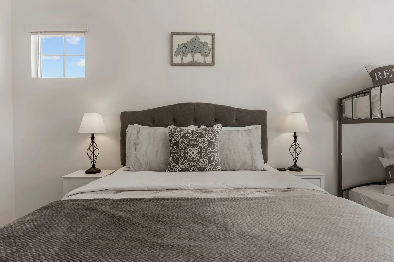 Queen Bed + Twin/Twin Bunk