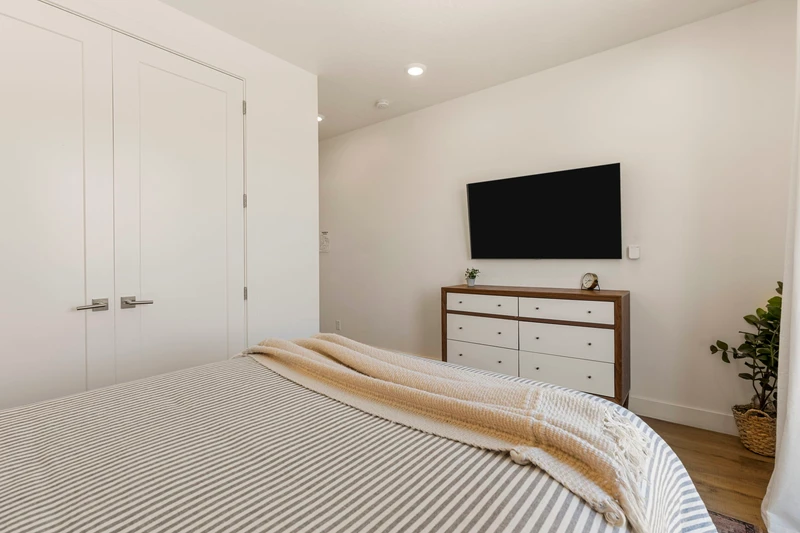Queen Bedroom