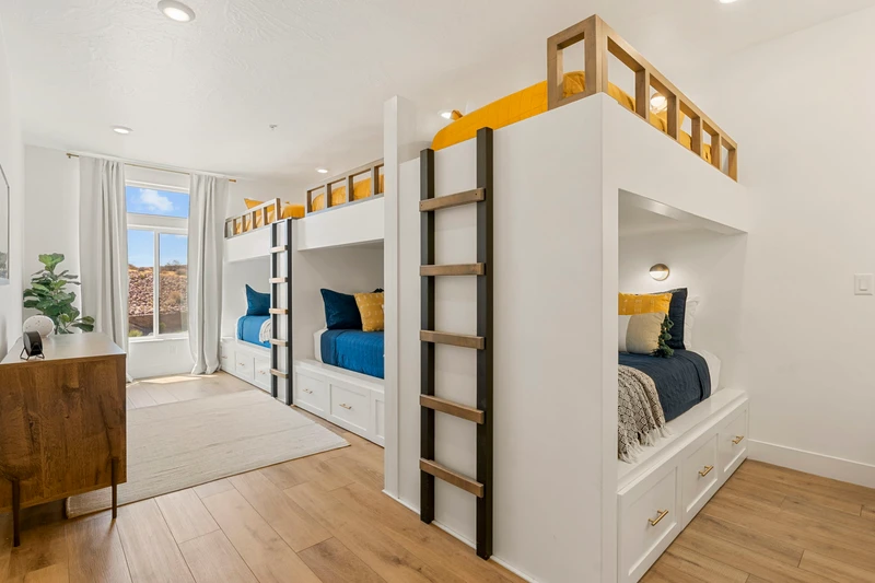 2 Queen/Queen + 1 Twin/Twin Bunks