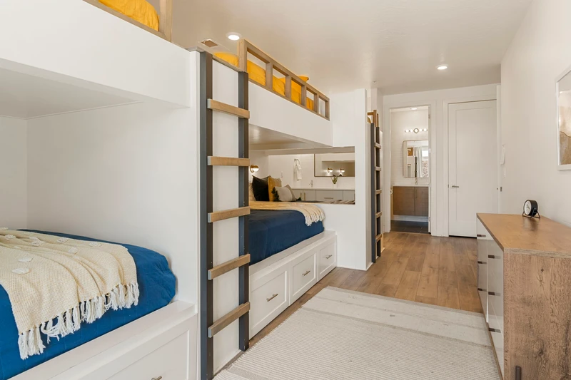 2 Queen/Queen + 1 Twin/Twin Bunks