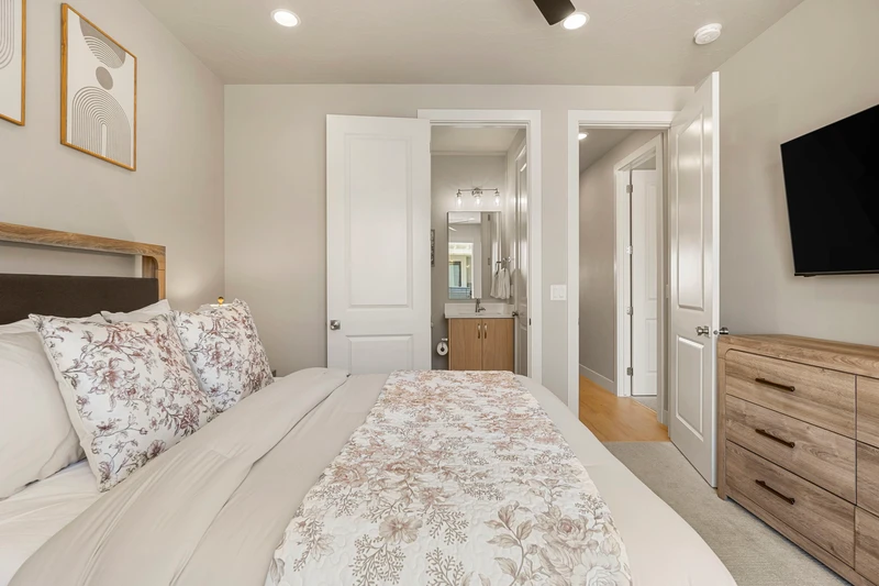 Queen Bedroom